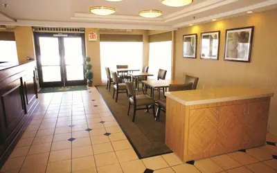 Photo 5 - La Quinta Inn & Suites by Wyndham Warwick Providence Airport