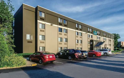 Photo 2 - La Quinta Inn & Suites by Wyndham Warwick Providence Airport