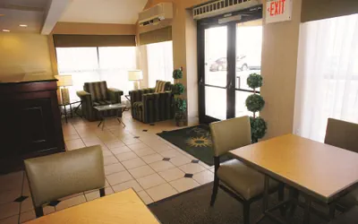 Photo 3 - La Quinta Inn & Suites by Wyndham Warwick Providence Airport