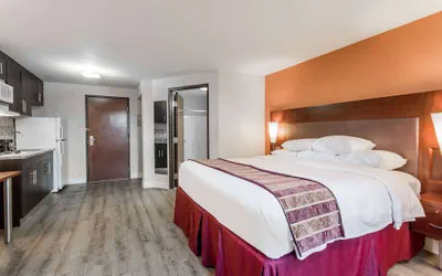 Photo 4 - Days Inn & Suites by Wyndham Rocky Mount Golden East