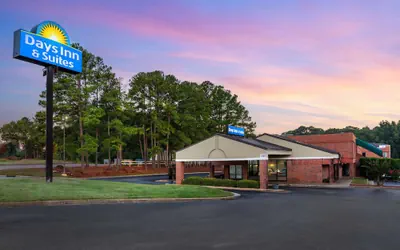 Photo 2 - Days Inn & Suites by Wyndham Rocky Mount Golden East