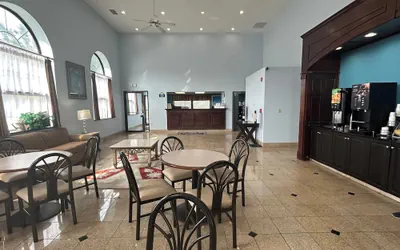 Photo 4 - Days Inn & Suites by Wyndham Columbia Airport