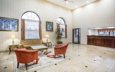 Photo 2 - Days Inn & Suites by Wyndham Columbia Airport