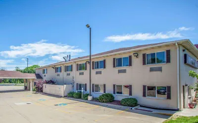 Photo 2 - Comfort Suites Peoria I-74