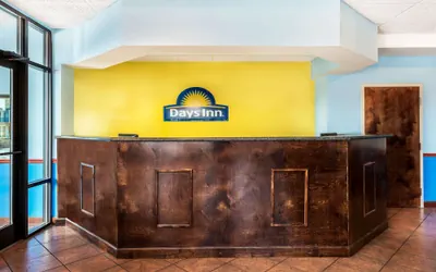 Photo 3 - Days Inn by Wyndham Richmond Hill/Savannah