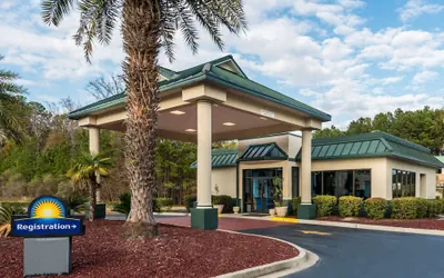 Photo 2 - Days Inn by Wyndham Richmond Hill/Savannah