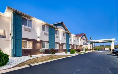 Quality Inn and Suites Springfield Southwest near I-72