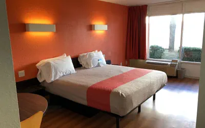 Photo 4 - Motel 6 Brunswick, GA