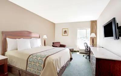Photo 4 - Days Inn by Wyndham Newport News City Center Oyster Point