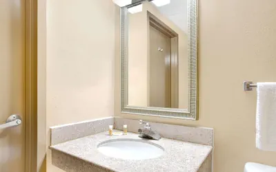 Photo 5 - Days Inn by Wyndham Newport News City Center Oyster Point