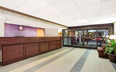 Photo 3 - Days Inn by Wyndham Newport News City Center Oyster Point