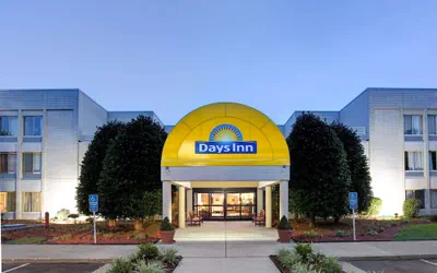Photo 2 - Days Inn by Wyndham Newport News City Center Oyster Point