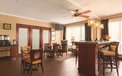 Photo 4 - Hampton Inn Des Moines-Airport