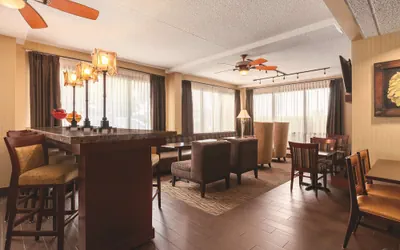 Photo 5 - Hampton Inn Des Moines-Airport