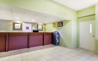 Photo 2 - Days Inn by Wyndham Windsor Locks / Bradley Intl Airport