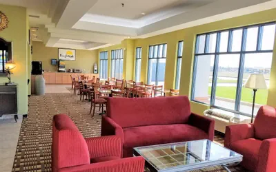 Photo 4 - Days Inn by Wyndham Windsor Locks / Bradley Intl Airport