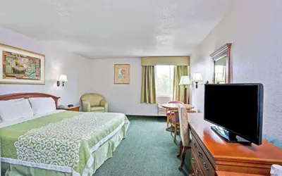 Photo 5 - Days Inn & Suites by Wyndham Fullerton
