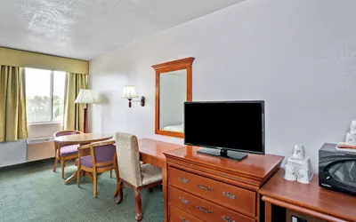 Photo 3 - Days Inn & Suites by Wyndham Fullerton