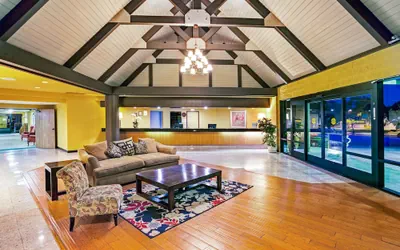 Photo 2 - Days Inn & Suites by Wyndham Fullerton
