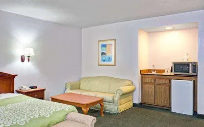 Photo 4 - Days Inn & Suites by Wyndham Fullerton