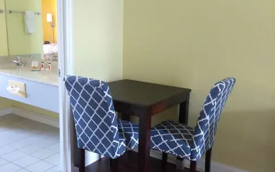 Photo 5 - Days Inn & Suites by Wyndham Port Richey
