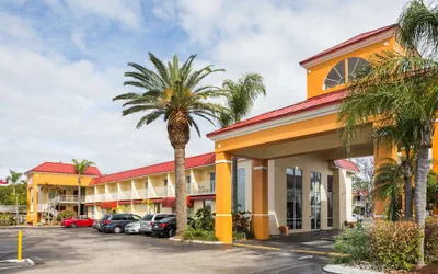 Photo 2 - Days Inn & Suites by Wyndham Port Richey
