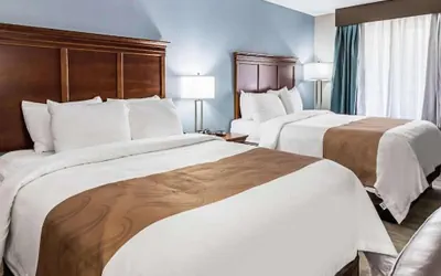 Photo 3 - Farragut Inn & Suites