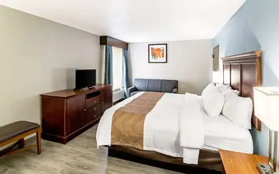 Photo 5 - Farragut Inn & Suites