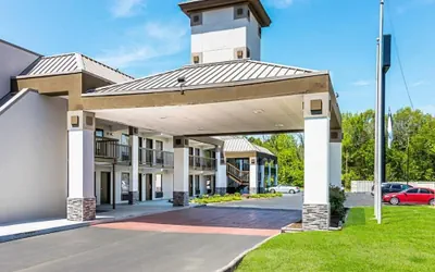 Photo 2 - Farragut Inn & Suites