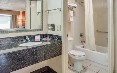 Photo 4 - Econo Lodge Inn & Suites Griffin North