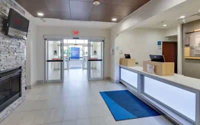 Holiday Inn Express & Suites Detroit - Farmington Hills by IHG