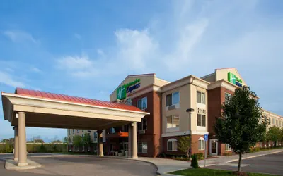 Photo 2 - Holiday Inn Express & Suites Detroit - Farmington Hills by IHG