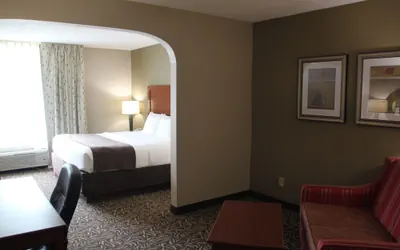 Photo 4 - Clarion Inn & Suites Cortland - University Area