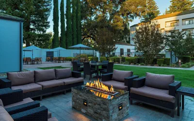 Photo 2 - Courtyard by Marriott Sacramento Airport Natomas