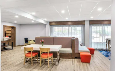 Photo 3 - Hampton Inn Knoxville - Airport