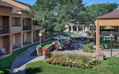 Photo 2 - Courtyard by Marriott Detroit Dearborn