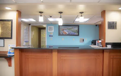 Photo 4 - Howard Johnson Hotel & Suites by Wyndham Allentown/Dorney