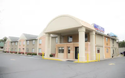 Photo 2 - Howard Johnson Hotel & Suites by Wyndham Allentown/Dorney