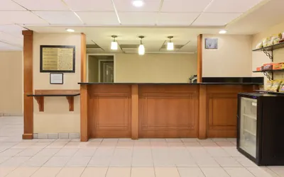 Photo 3 - Howard Johnson Hotel & Suites by Wyndham Allentown/Dorney