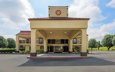 Photo 2 - Red Roof Inn & Suites Clinton, TN