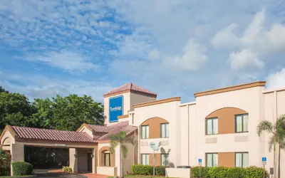 Photo 2 - Travelodge by Wyndham Fort Myers Airport