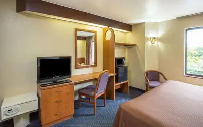 Photo 4 - Travelodge by Wyndham Fort Myers Airport