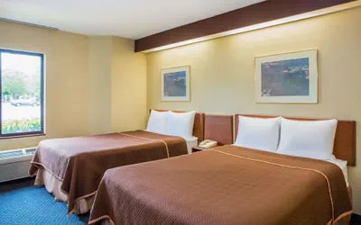 Photo 5 - Travelodge by Wyndham Fort Myers Airport