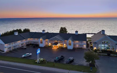 Photo 2 - Baymont by Wyndham St. Ignace Lakefront
