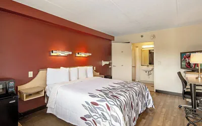 Photo 5 - Red Roof Inn Toledo - University