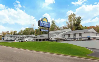 Photo 2 - Days Inn & Suites by Wyndham Wisconsin Dells