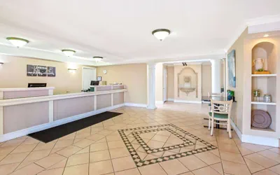 Photo 3 - Days Inn by Wyndham Reno