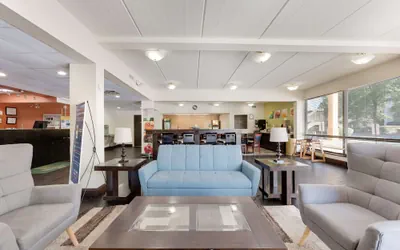 Photo 4 - Quality Inn Airport - Southeast