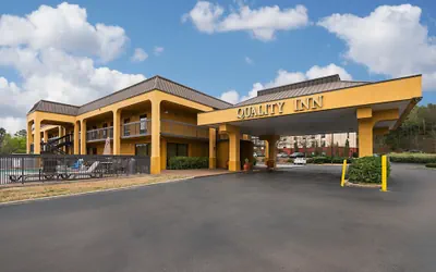 Photo 2 - Quality Inn Airport - Southeast