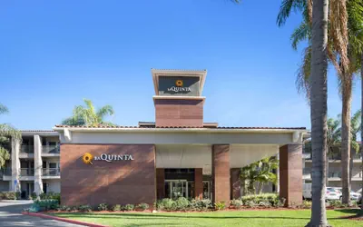 Photo 2 - La Quinta Inn & Suites by Wyndham Orange County Airport